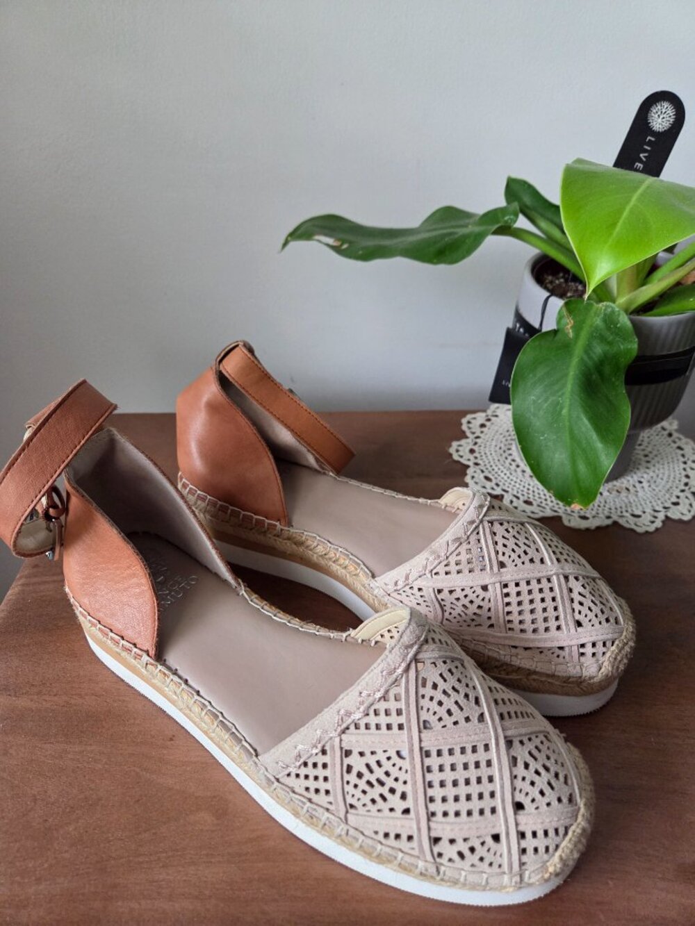 NEVER WORN VINCE CAMUTO BRAFINA GENUINE LEATHER UPPER ESPADRILLE SANDALS SZ 9M - Picture 2 of 14